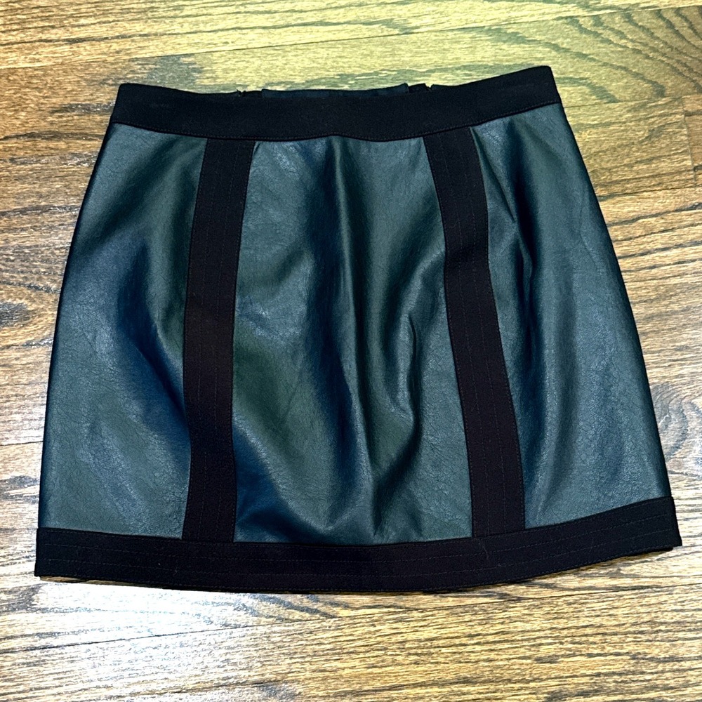BCBGMAXAZRIA Women's Small Black Faux Leather Mini Skirt with Zippers & Pockets - Picture 3 of 7